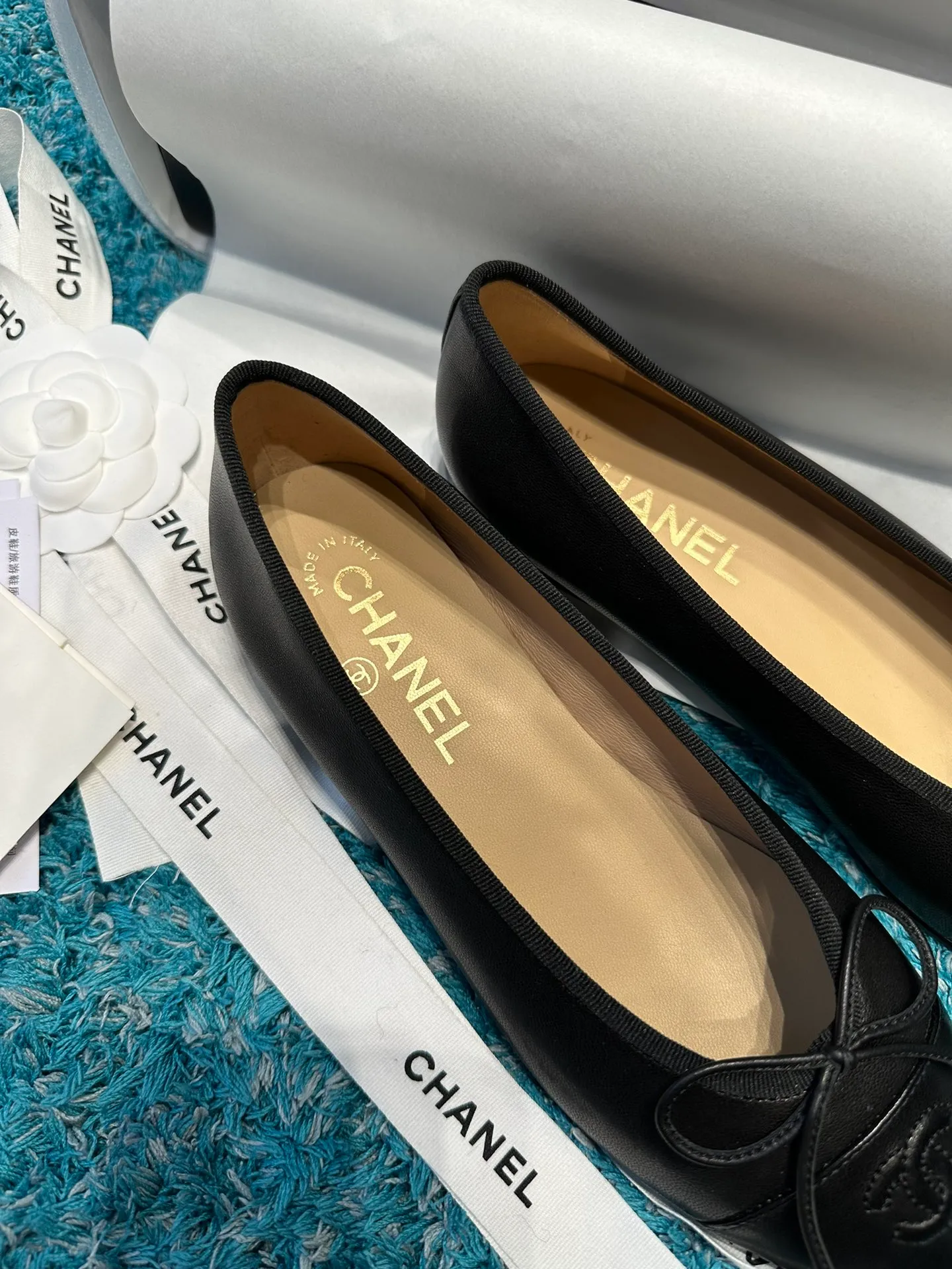 👟👟Ex-factory price 440👟👟 Chanel has been upgrading Chanel shoes ~ 2021ss top version HK overseas purchasing original cut at 1:1 Chanel Chanel Eternal Classic Bow Round Toe Ballet Shoes There are not many good quality, truly no pressure to enter and exit the counter. Regardless of the last type, leather material selection, and manufacturing process, they are all genuine craftsmanship and very sophisticated. ◾️Fabric: Mixed sheepskin imported from Italy ◾️Lining: Imported sheepskin (sweat-absorbent and soft) ◾️Sole: Italian special A-grade genuine leather sole (not ordinary thin sole in the market) ◾️Size: 35-39 [34 40 41 42 43 customization is not returnable]